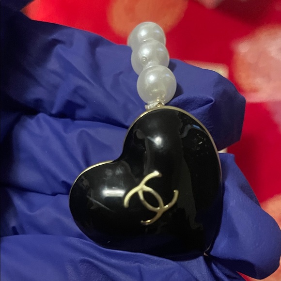 Elegant faux Pearl Necklace with Black Heart Pendant - Picture 4 of 17